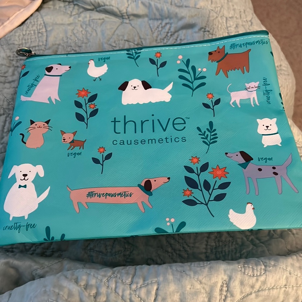 NWOT Thrive Causemedics Makeup Bag